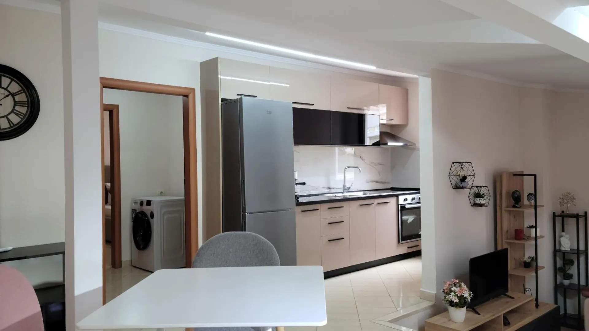 Gledis Apartment Tirana - Panoramic City Terrace 0*,  Albanien