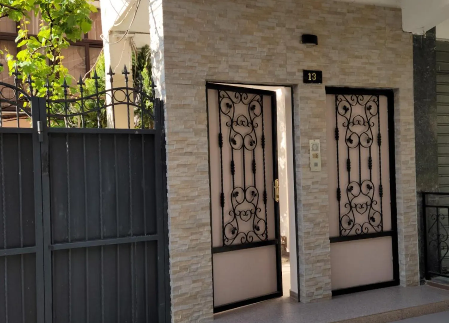 Gledis Apartment Tirana - Panoramic City Terrace